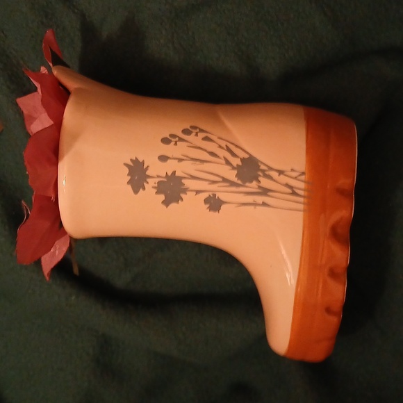 Ceramic boot flower holder with flower  design - Picture 3 of 4